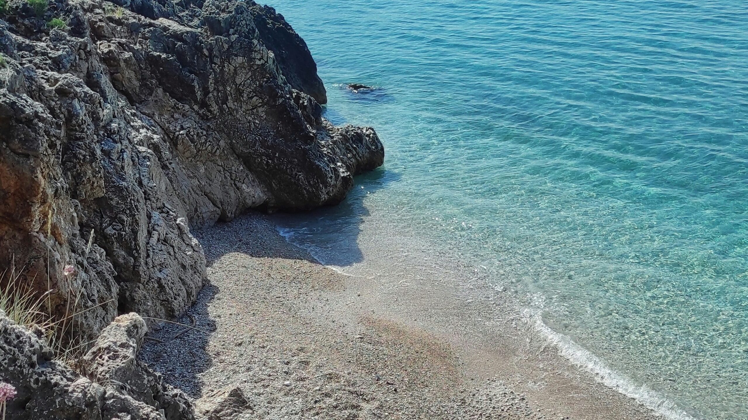 Qeparo, Grama Bay
